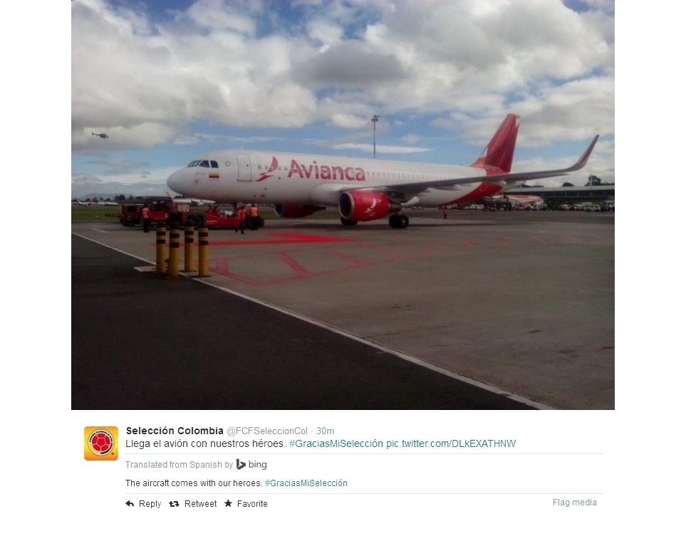 06.jul.2014 - Avião que leva a seleção da Colômbia pousa em aeroporto em Bogotá, após boa campanha na Copa do Mundo