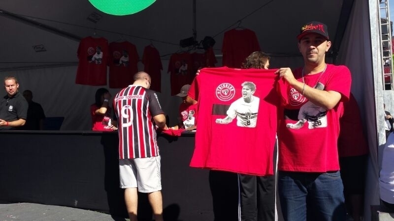 Camisetas e outras lembranças de Kaká estão sendo vendidas no Morumbi durante a apresentação do craque - Bruno Thadeu/UOL