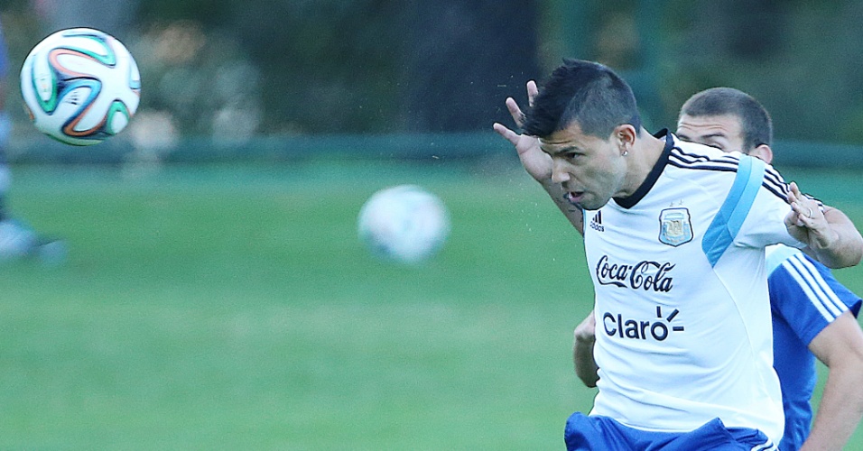 06.jul.2014 - Depois de sofrer lesão, Agüero treina para tentar reforçar a Argentina na reta final da Copa do Mundo