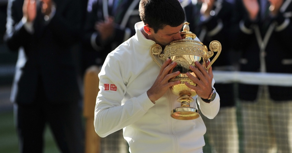 Djokovic beija troféu após conquistar bicampeonato em Wimbledon; sérvio bateu Federer por 3 sets a 2, com parciais de 6-7 (7-9), 6-4, 7-6 (7-4) e 5-7 e 6-4