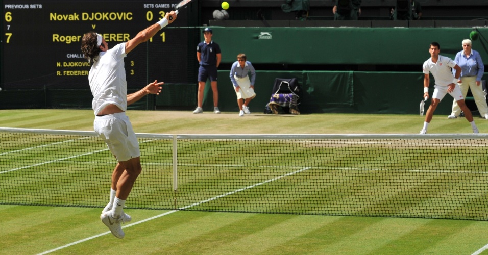 Federer pula para finalizar o ponto diante de Djokovic na final de Wimbledon