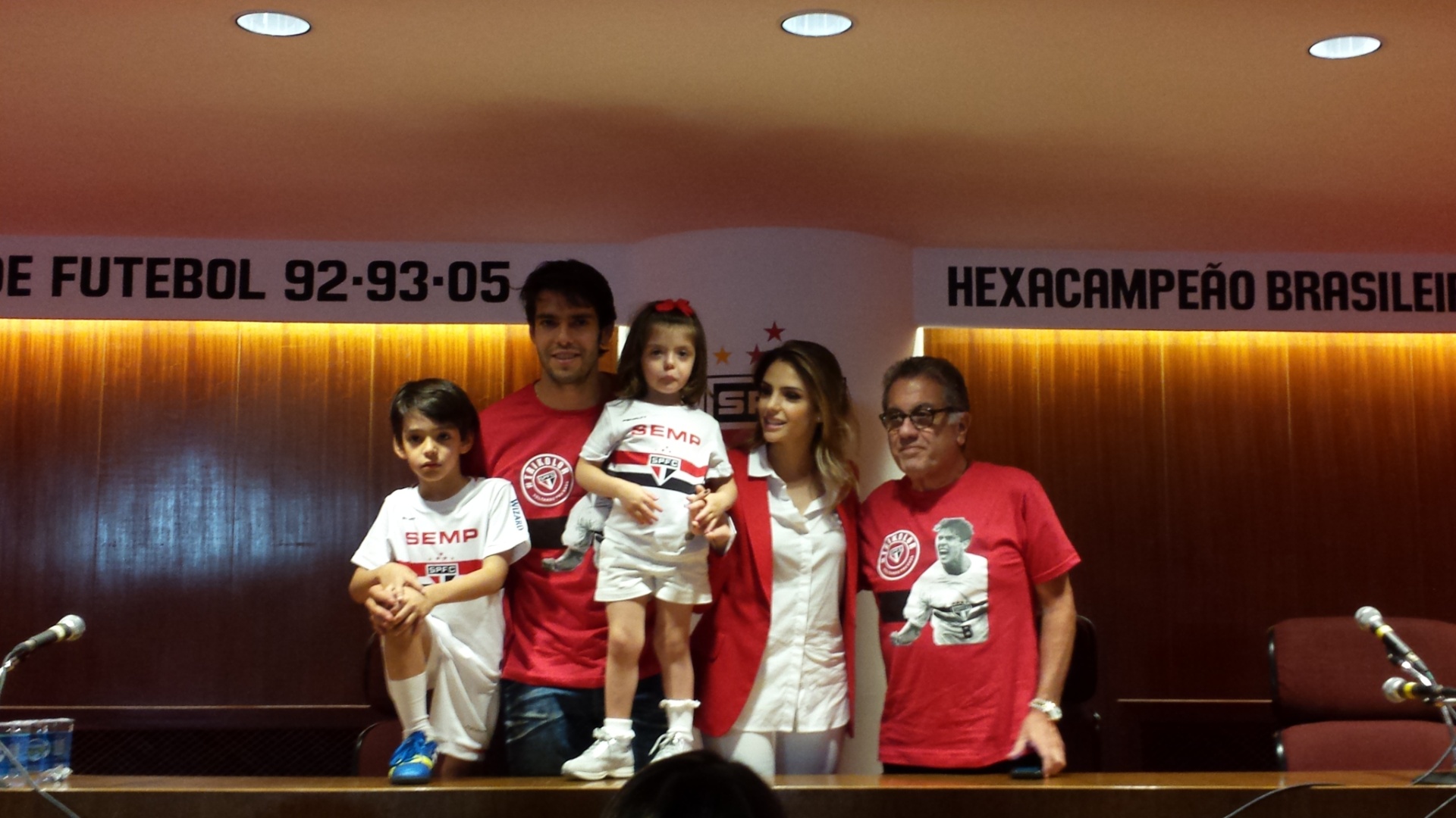 Kaká reúne a família e o presidente do São Paulo, Carlos Miguel Aidar, em evento promovido pelo clube no Morumbi - Bruno Thadeu/UOL