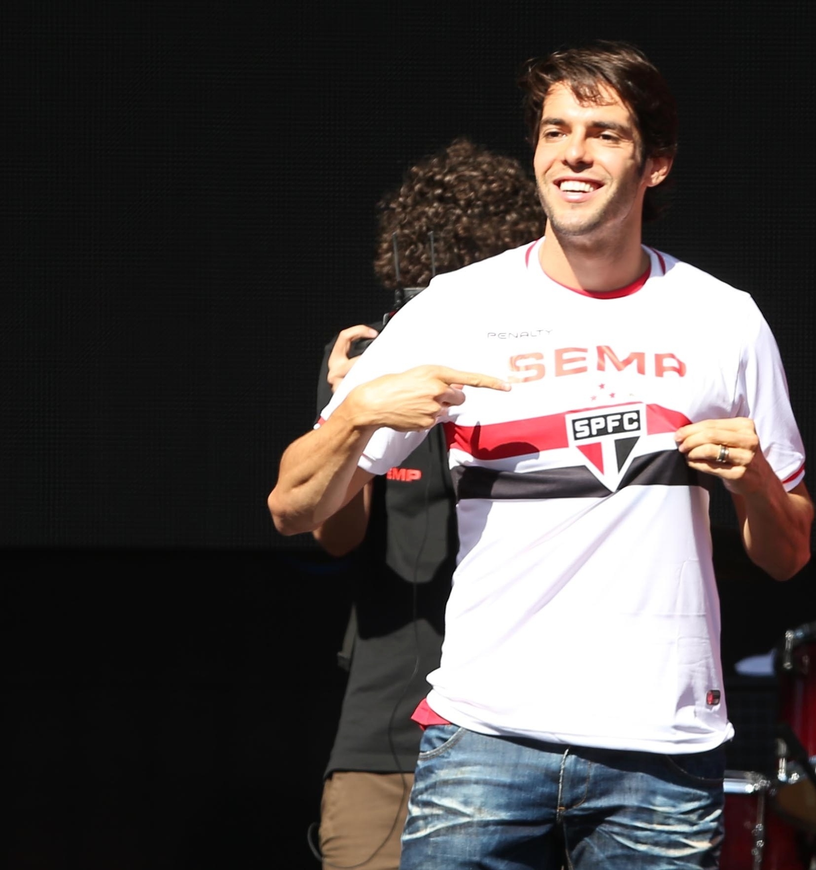 Kaká veste a camisa do São Paulo durante a sua apresentação no Morumbi - REGINALDO CASTRO/ESTADÃO CONTEÚDO