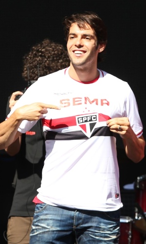 Kaká veste a camisa do São Paulo durante a sua apresentação no Morumbi