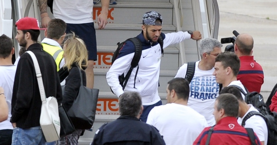 06.jul.2014 - Karim Benzema deixa avião com a seleção da França no Aeroporto de Le Bourget