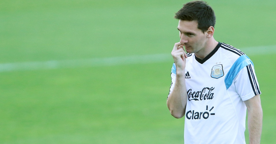 06.jul.2014 - Messi participa de atividade na Cidade do Galo, um dia depois da Argentina garantir vaga na semifinal da Copa