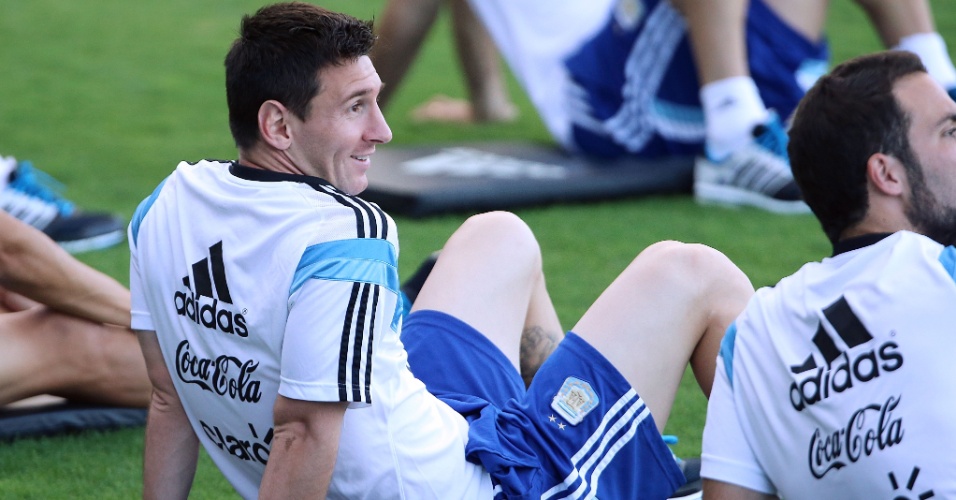 06.jul.2014 - Messi relaxa durante treinamento da Argentina na Cidade do Galo, um dia depois de vencer a Bélgica e garantir vaga na semifinal da Copa