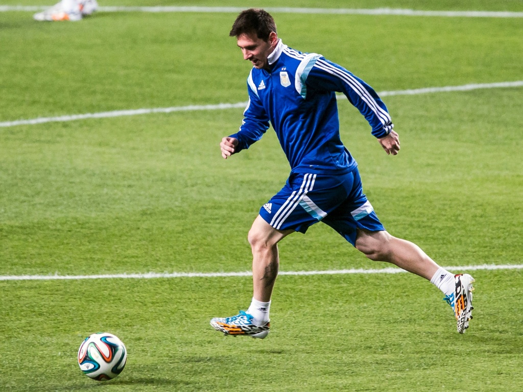 06.jul.2014 - Messi treina na Cidade do Galo, em Belo Horizonte, junto com o elenco da Argentina