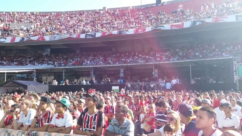 Milhares de torcedores do São Paulo vão ao Morumbi para prestigiar a apresentação do meia Kaká, neste domingo - Bruno Thadeu/UOL