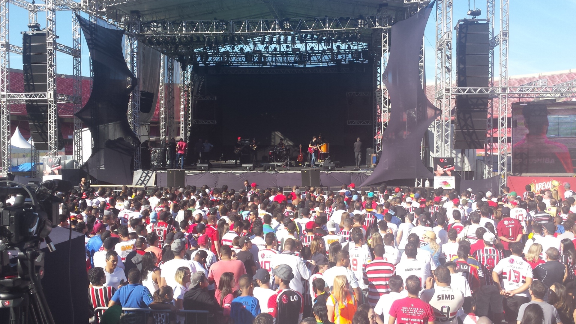 Muitos são paulinos chegam ao Morumbi para acompanhar a apresentação do meia Kaká - Bruno Thadeu/UOL