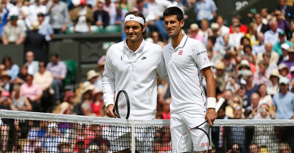 Roger Federer e Novak Djokovic posam para foto antes da final de Wimbledon