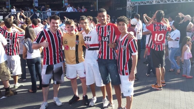 São paulinos fazem festa durante apresentação de Kaká ao São Paulo - Bruno Thadeu/UOL