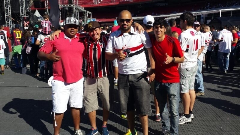 São paulinos fazem festa durante apresentação de Kaká ao São Paulo - Bruno Thadeu/UOL