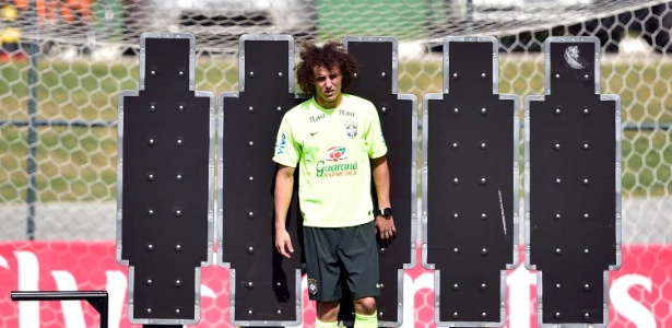 07.jul.2014 - David Luiz treina cobranças de falta na Granja Comary durante o último treino da seleção brasileira antes da viagem a Belo Horizonte