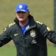 07.jul.2014 - Felipão chama a atenção dos jogadores da seleção brasileira no último treino na Granja Comary antes da viagem a Belo Horizonte - AFP PHOTO / VANDERLEI ALMEIDA