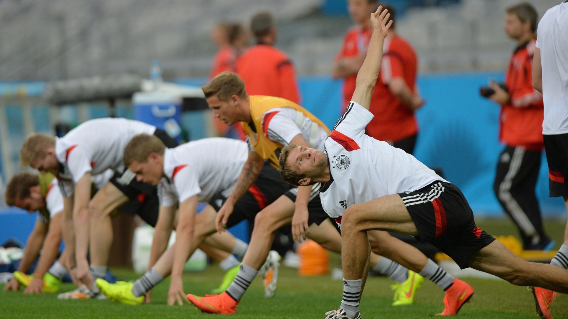 07.jul.2014 - Jogadores alemães se aquecem antes de treino no gramado do Mineirão