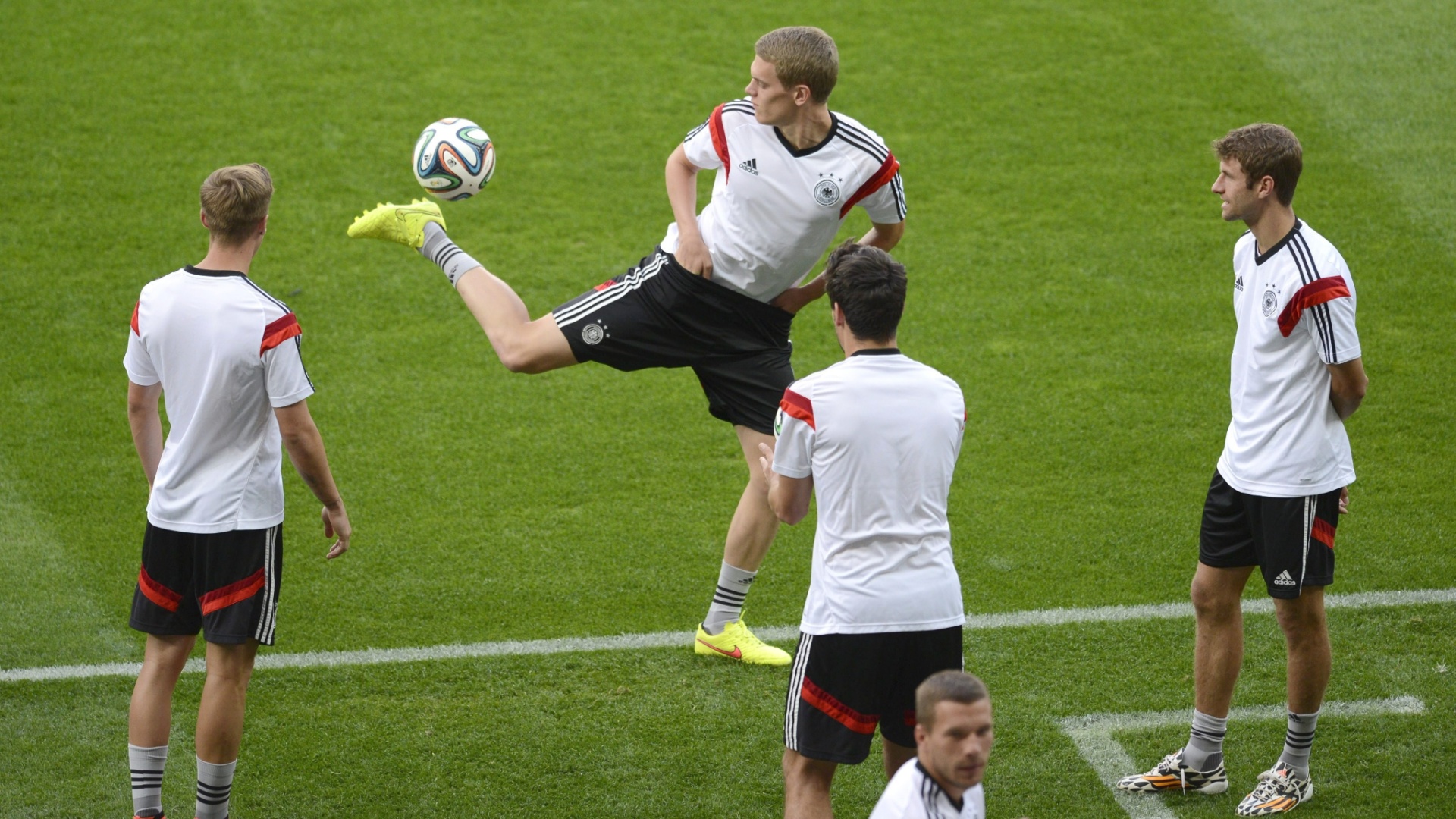 07.jul.2014 - Jogadores da Alemanha batem bola no Mineirão na véspera do confronto diante do Brasil