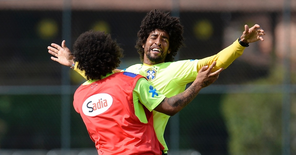 07.jul.2014 - Marcelo e Dante comemoram durante treino da seleção brasileira na Granja Comary