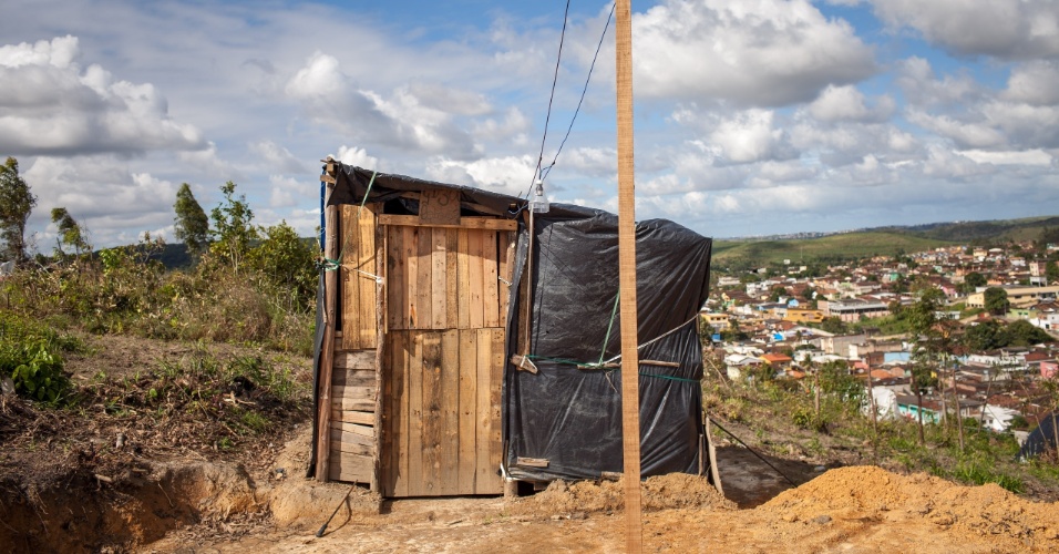 Barracos do assentamento do MST conhecido como "Meu Pedacinho de Chão", em Moreno, no interior pernambucano; eles assistem a Brasil x Colômbia com ligação clandestina