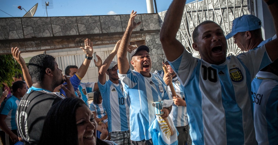Brasileiros comemoram o fim do jogo da Argentina contra a Bélgica na pequena cidade de Buenos Aires