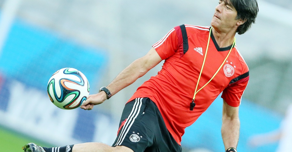 Joachim Löw brinca com a bola durante treino da Alemanha em Belo Horizonte