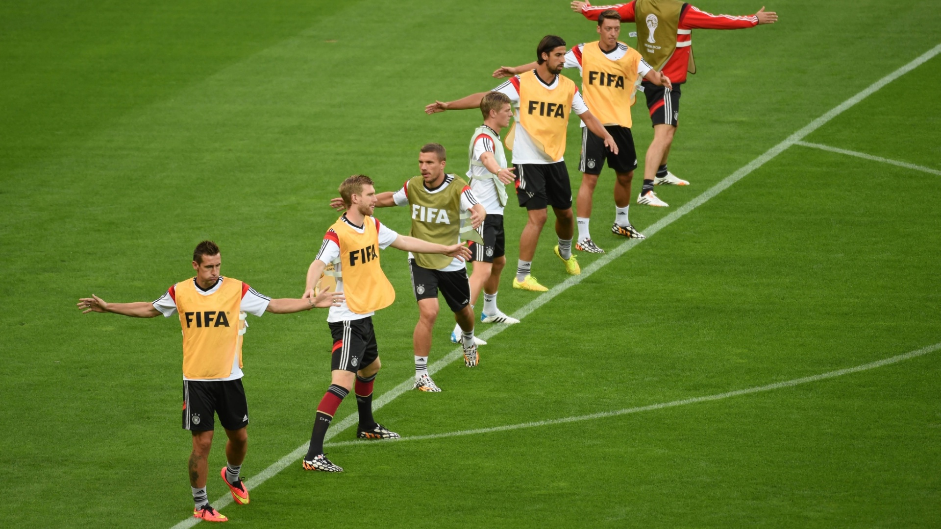 Jogadores da Alemanha se aquecem para treino no gramado do Mineirão