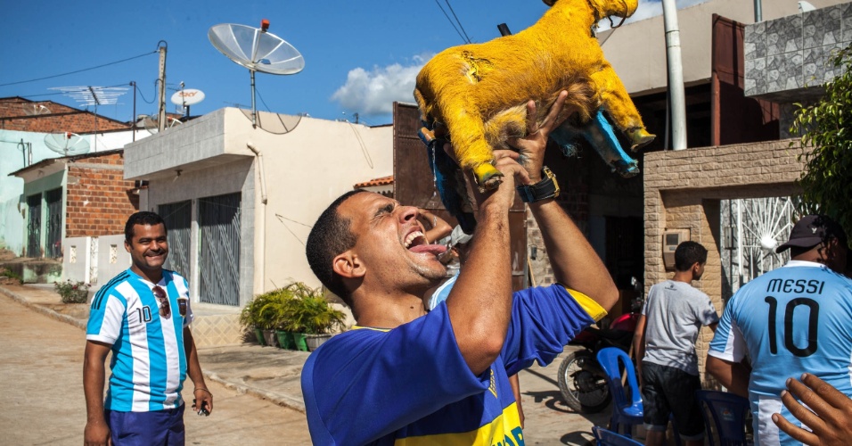 José Paulo Araújo, comerciante e presidente do Boca Junior, time local da cidade, bebe cachaça no rabo do bode, amuleto do time