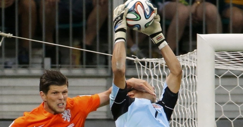 Klaas-Jan Huntelaar da Holanda mete a mão na cara do goleiro da Costa Rica Keilor Navas, no jogo das quartas de final, no Fonte Nova 