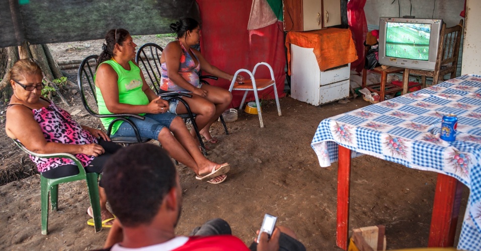 Moradores do assentamento do MST conhecido como "Meu Pedacinho de Chão", em Moreno, no interior pernambucano, assistem à partida da seleção brasileira contra a Colômbia