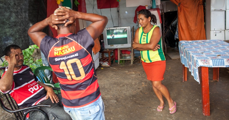 Moradores do assentamento do MST conhecido como "Meu Pedacinho de Chão", em Moreno, no interior pernambucano, assistem à partida da seleção brasileira contra a Colômbia