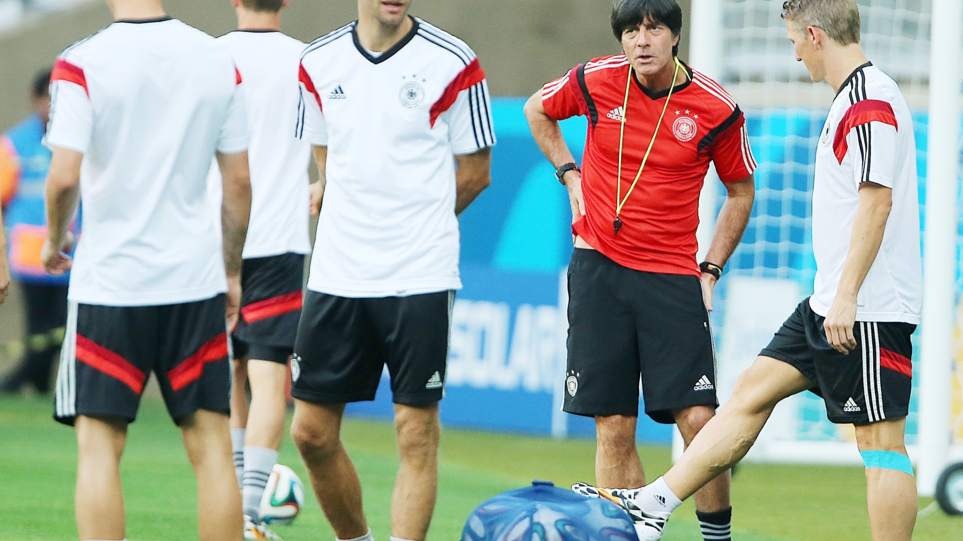 Técnico Joachim Löw conversa com Schweinsteiger em atividade da seleção alemã no Mineirão