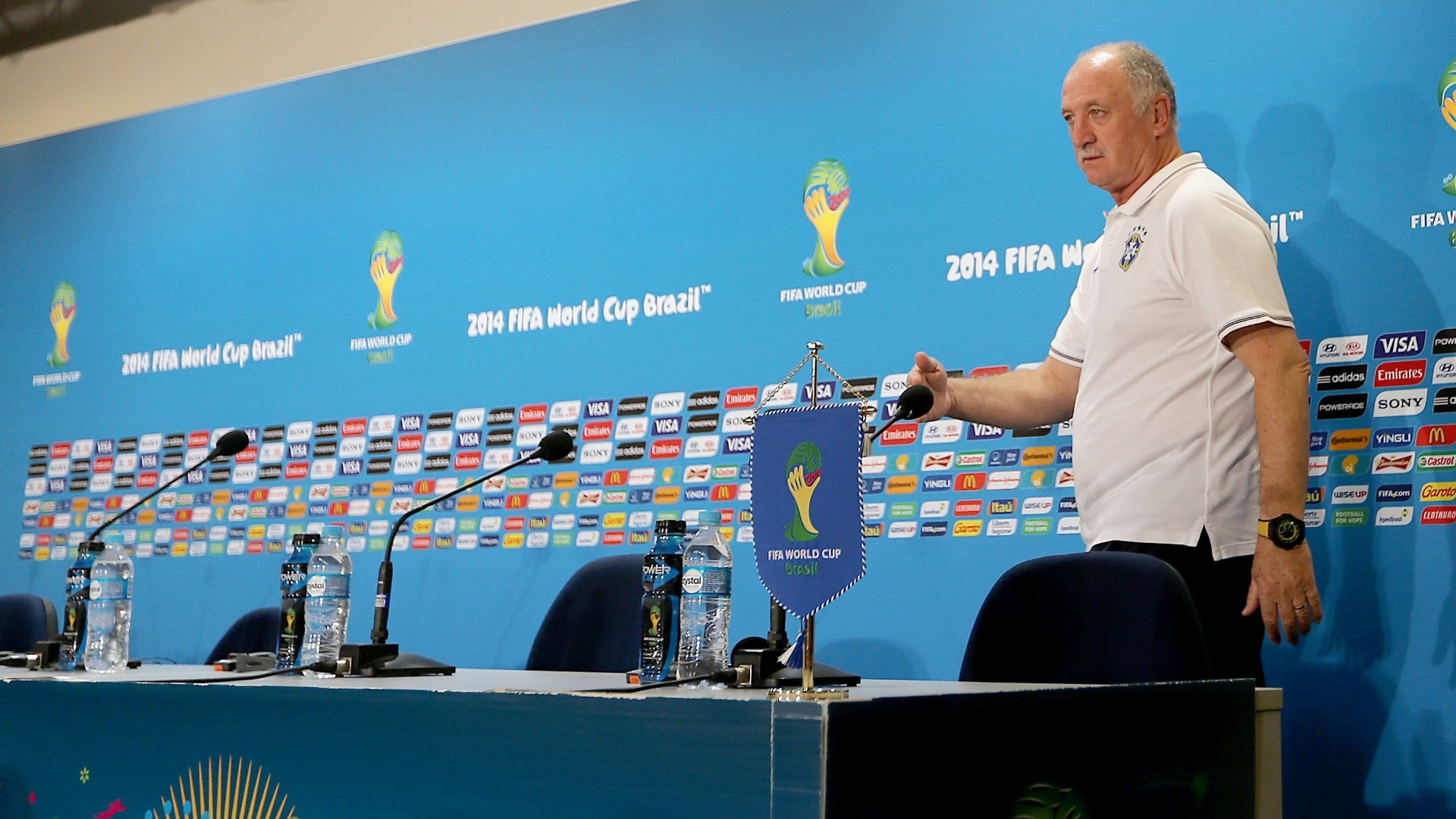 Técnico Luiz Felipe Scolari entra na sala de imprensa para coletiva antes do jogo contra a Alemanha 