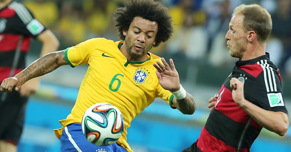 08. jul. 2014 - Marcelo tenta ficar com a bola em disputa com alemão durante a semifinal da Copa do Mundo, no Mineirão