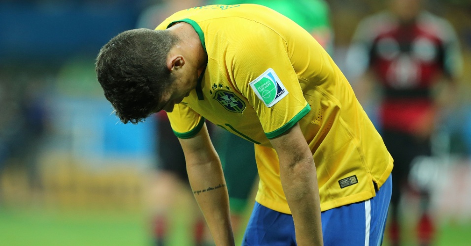 08. jul. 2014 - Oscar lamenta resultado de Brasil x Alemanha após o jogo, no Mineirão