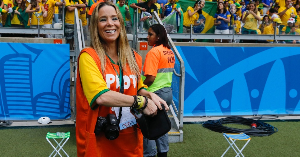 A atriz Danielle Winits veste colete de fotógrafo no gramado do Mineirão antes da partida entre Brasil e Alemanha