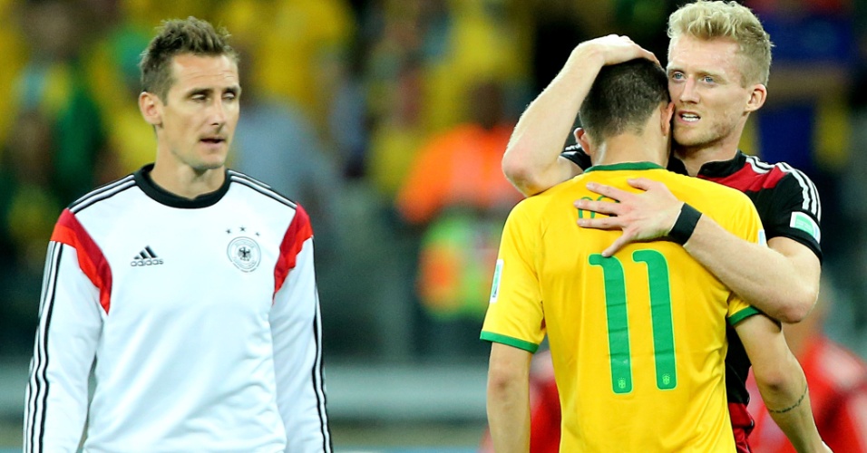 08. jul. 2014 - Andre Schürrle consola Oscar após a goleada da Alemanha por 7 a 1 sobre o Brasil, no Mineirão