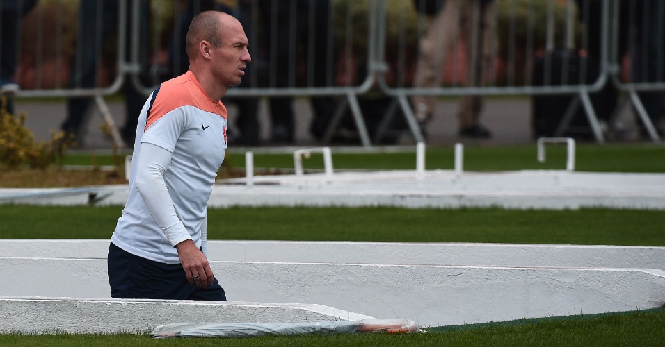 Arjen Robben entra no gramado do Pacaembu, em São Paulo, onde a seleção da Holanda faz treino antes de partida contra a Argentina