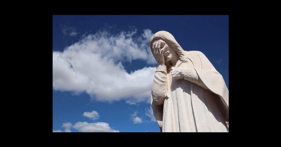 Até o Cristo Redentor ficou envergonhado do Brasil
