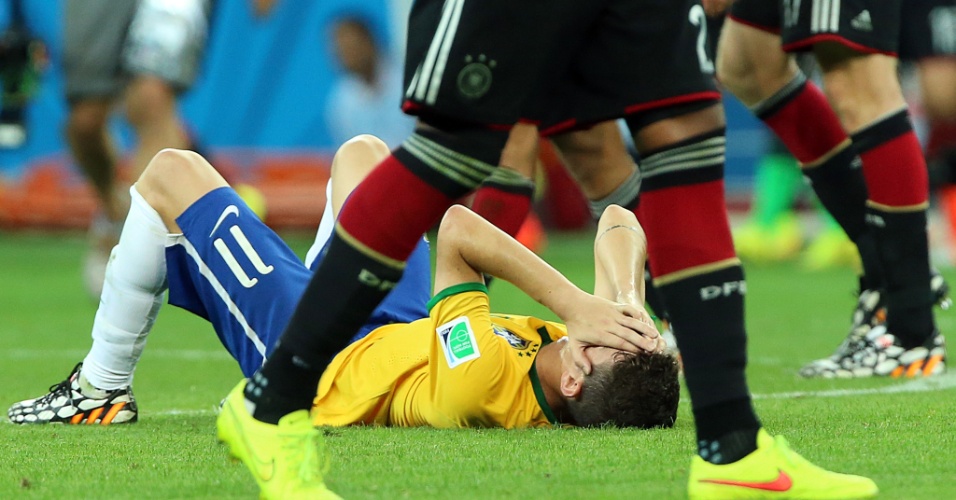 08. jul. 2014 - Autor do gol de honra do Brasil, Oscar cai no gramado e lamenta a derrota por 7 a 1 para a Alemanha