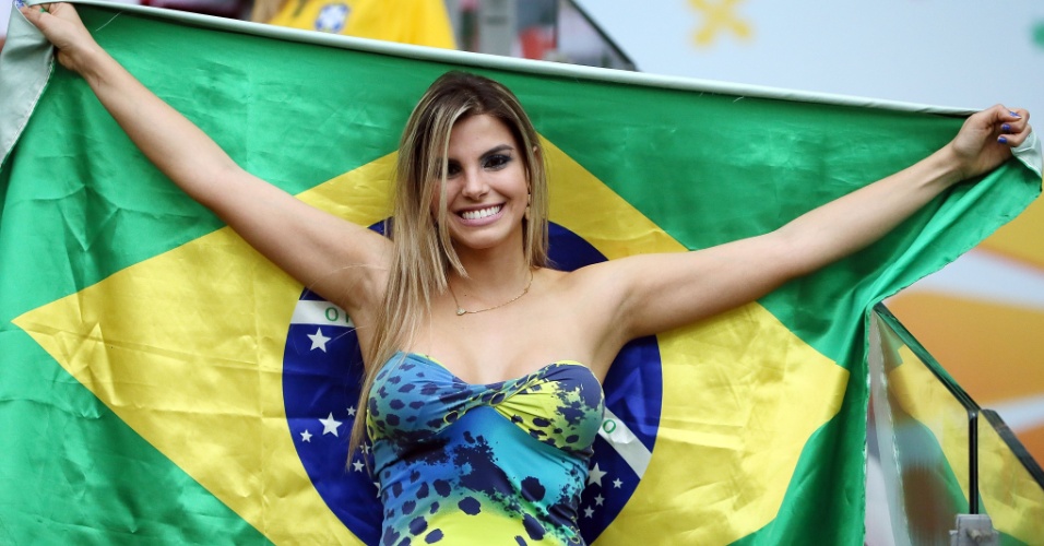 Bela torcedora carrega a bandeira do Brasil antes do jogo contra a Alemanha, no Mineirão