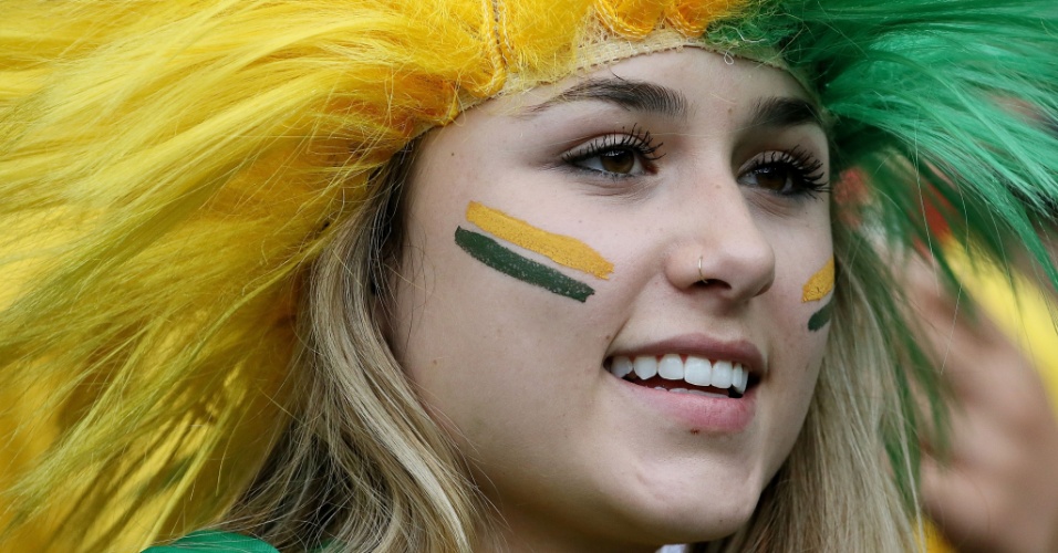 Bela torcedora sorri antes do início da partida entre Brasil e Alemanha, no Mineirão, pela semifinal da Copa