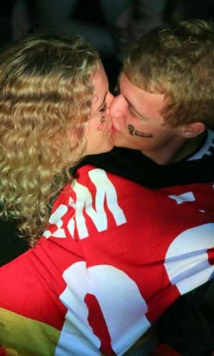 Casal em Frankfurt comemora o 7 a 1 sobre o Brasil com beijo