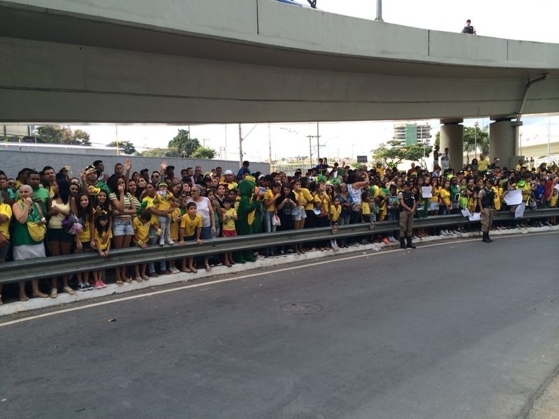 Cerca de 400 torcedores lotam viaduto perto do hotel da seleção brasileira, em Belo Horizonte