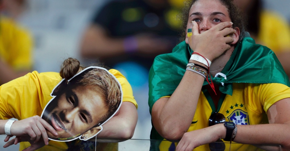 Com máscara de Neymar, torcedora lamenta derrota brasileira no Mineirão