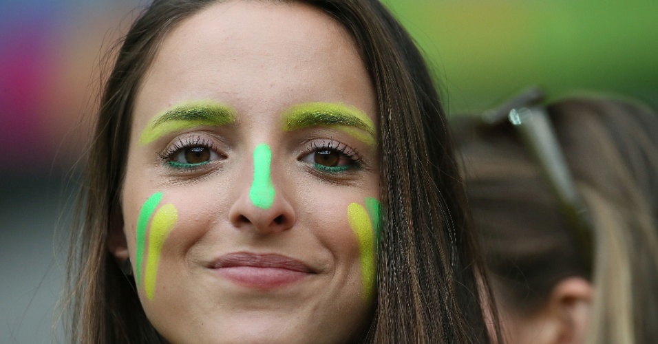 Com o rosto pintado, torcedora espera o início da partida entre Brasil e Alemanha, no Minerão