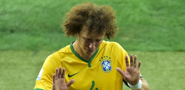 O zagueiro  David Luiz deixa o gramado chorando após a derrota do Brasil por 7 a 1 para a Alemanha - AFP PHOTO / GABRIEL BOUYS