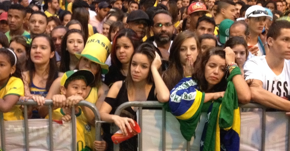 Desânimo abate as torcedoras na Savassi, em Belo Horizonte, com a derrota brasileira para a Alemanha