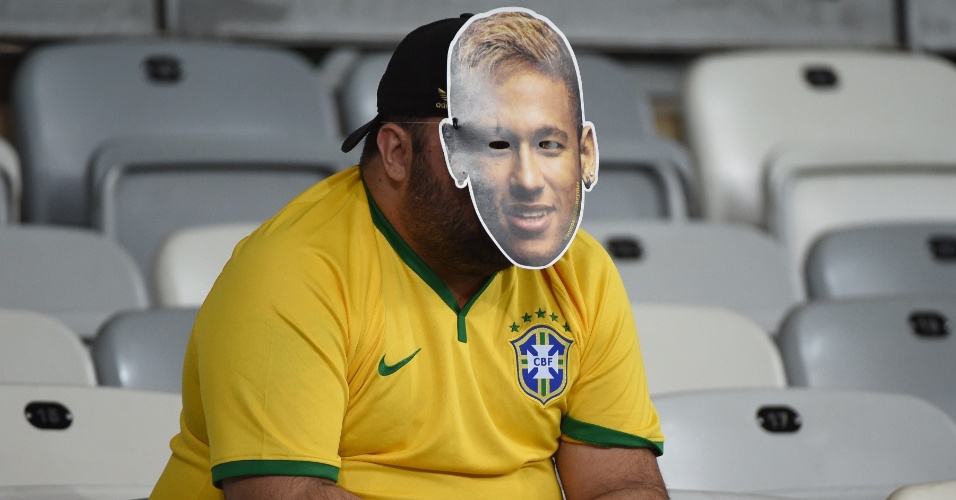 Desolado com goleada, torcedor fica sentado sozinho na arquibancada do Mineirão com a máscara de Neymar
