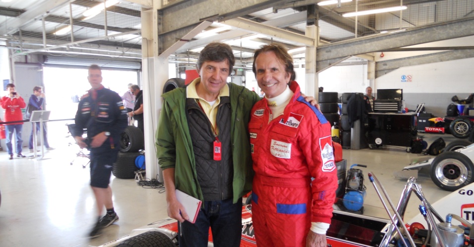 Eu e meu amigo Emerson Fittipaldi, ao lado da McLaren M23-Cosworth nos antigos boxes de Silverstone. Emerson deu algumas voltas e o classificou como "impecável"