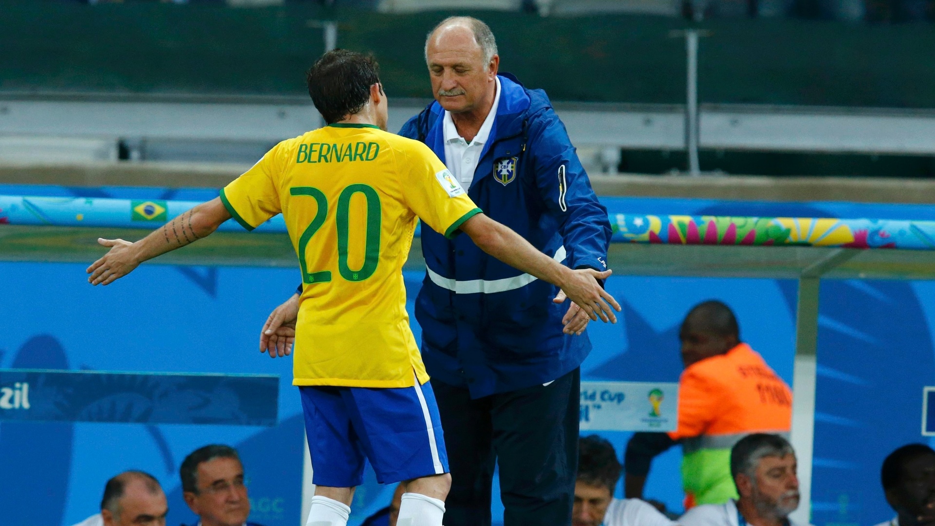 08. jul. 2014 - Felipão conversa com Bernard, substituto de Neymar, durante o primeiro tempo da partida entre Brasil e Alemanha